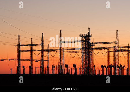 Silhouette Strommasten vor einem roten Himmel bei Sonnenuntergang Stockfoto