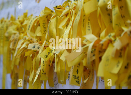 Ansan, Südkorea. 10. Mai 2014. Bänder, auf denen Menschen schrieb Kondolenzbuch für die Opfer der Sewol Fähre, werden gesehen, während Teilnehmer hielten eine Kundgebung gegen das, was sie darauf bestehen, lax Reaktion des President Park Geun-hyes Regierung nach der Fähre eingesunken war Sewol aus der südwestlichen Insel Jindo am 16. April 2014, eine Plaza Ansan, Südkorea, auf Samstag, 10. Mai 2014 Gewässer. Etwa 13.000 Personen nahmen an der Rallye zu fordern Rücktritt von Präsident Park und zur Trauer für die Opfer der Tragödie, nach den örtlichen Medien. Stockfoto