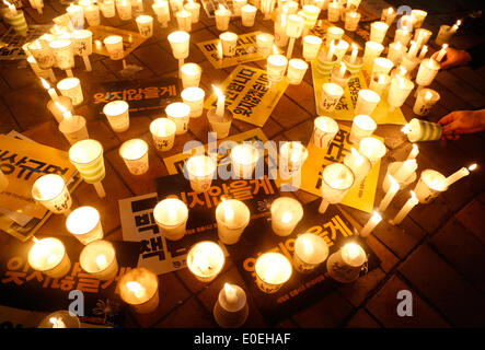 Ansan, Südkorea. 10. Mai 2014. Teilnehmer stellen Kerzen zusammen während einer Kundgebung gegen das, was sie darauf bestehen, lax Reaktion des President Park Geun-hyes Regierung nach der Fähre eingesunken war Sewol aus der südwestlichen Insel Jindo am 16. April 2014, eine Plaza Ansan, Südkorea, auf Samstag, 10. Mai 2014 Gewässer. Etwa 13.000 Personen nahmen an der Rallye zu fordern Rücktritt von Präsident Park und zur Trauer für die Opfer der Tragödie, nach den örtlichen Medien. Stockfoto