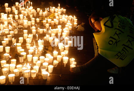 Ansan, Südkorea. 10. Mai 2014. Teilnehmer stellen Kerzen zusammen während einer Kundgebung gegen das, was sie darauf bestehen, lax Reaktion des President Park Geun-hyes Regierung nach der Fähre eingesunken war Sewol aus der südwestlichen Insel Jindo am 16. April 2014, eine Plaza Ansan, Südkorea, auf Samstag, 10. Mai 2014 Gewässer. Etwa 13.000 Personen nahmen an der Rallye zu fordern Rücktritt von Präsident Park und zur Trauer für die Opfer der Tragödie, nach den örtlichen Medien. Stockfoto