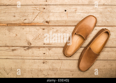 Loafer Herrenschuh am alten Holz Hintergrund Stockfoto