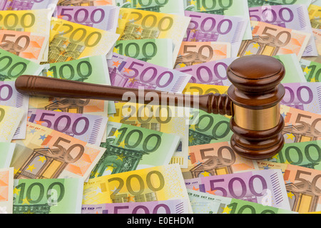 Richters Hammer und Euro-Bank-Noten. Symbolische Foto für Kosten bei Gericht, Rechtsstaat und Auktionen, Richterhammer Und Euro Stockfoto