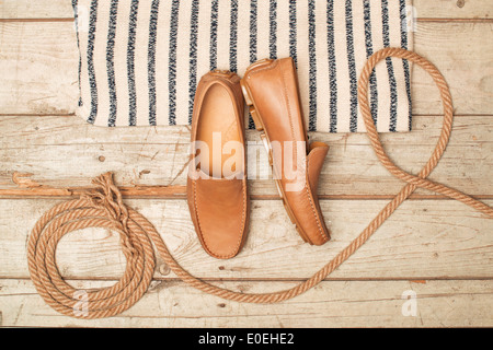 Loafer Herrenschuh am alten Holz Hintergrund Stockfoto