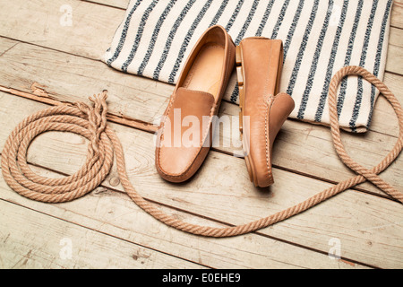 Loafer Herrenschuh am alten Holz Hintergrund Stockfoto