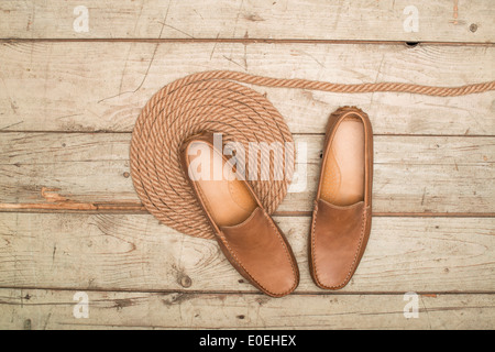 Loafer Herrenschuh am alten Holz Hintergrund Stockfoto