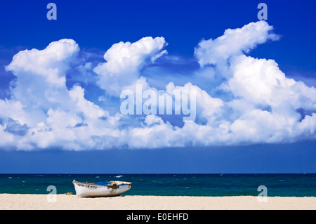 Boot am Strand Potistika (Halbinsel Pilion, Thessalien, Griechenland) liegen Stockfoto