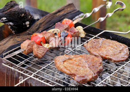 Kochen auf dem Grill Grill Sortiment Würste Steaks und Spieße Stockfoto