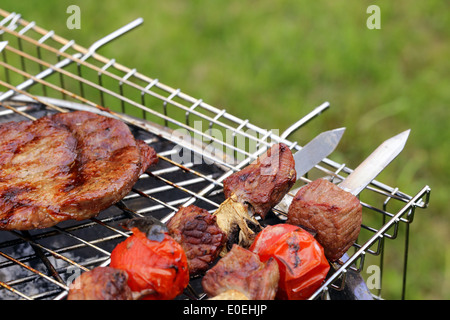 Kochen auf dem Grill Grill Sortiment Würste Steaks und Spieße Stockfoto