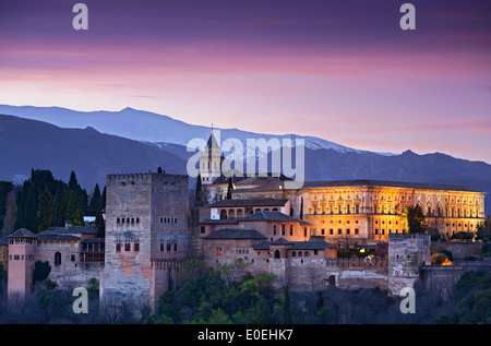 Die Alhambra und die schneebedeckte Sierra Nevada (Snowy Range), Granada, Spanien Stockfoto