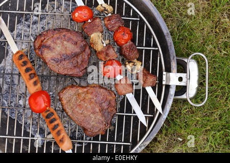 Kochen auf dem Grill Grill Sortiment Würste Steaks und Spieße Stockfoto