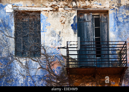 Alte und verwitterte Fassade mit Balkon (Halbinsel Pilion, Thessalien, Griechenland) Stockfoto