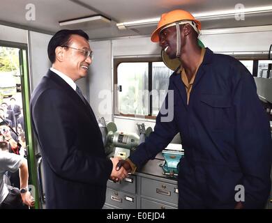 Nairobi, Kenia. 11. Mai 2014. Chinese Premier Li Keqiang (C) spricht mit einem Mitglied des National Youth Service (NYS) Kenias während seines Besuchs in NYS in Nairobi, Kenia, 11. Mai 2014. Bildnachweis: Li Tao/Xinhua/Alamy Live-Nachrichten Stockfoto