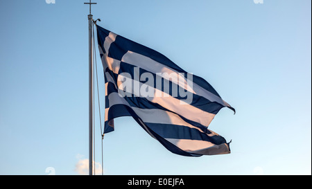 Griechische Flagge winkt stolz im Wind vor einem wunderschönen blauen Himmel Stockfoto