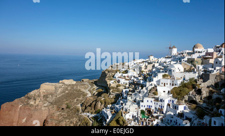 Oia, Santorini, Griechenland: Ein atemberaubender Blick auf das weiß getünchte Dorf an einem sonnigen Tag. Stockfoto