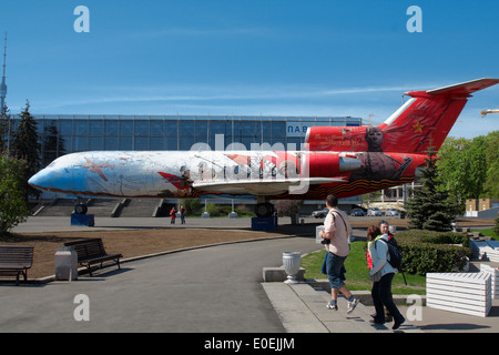 Zu Ehren des Sieges der Yak-42 auf VDNH (VVC), Moskau, 2014 gemalt Stockfoto