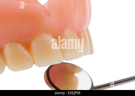 Satz von Zähnen und mündliche Spiegel, symbolische Foto für Zahnersatz, Diagnostik und Zuzahlung, Gebiss Und Mundspiegel, Sy Stockfoto