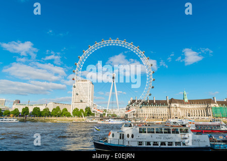 Ansicht des London Eye über Fluß Themse in London UK am sonnigen Tag Stockfoto