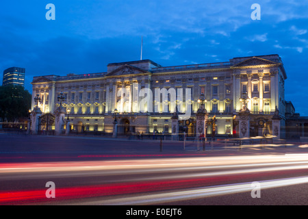 Buckingham-Palast in der Nacht mit Datenverkehr Dämmerung Abenddämmerung Abendsonne London England UK Stockfoto