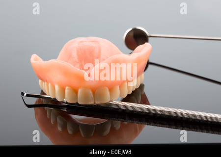 Satz von Zähnen und mündliche Spiegel, symbolische Foto für Zahnersatz, Diagnostik und Zuzahlung, Gebiss Und Mundspiegel, Sy Stockfoto