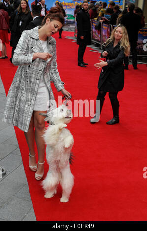 Postbote Pat: Der Film - Weltpremiere am 05.11.2014 bei ODEON West End, London. Personen im Bild: Ashleigh Butler, Pudsey. Bild von Julie Edwards Stockfoto