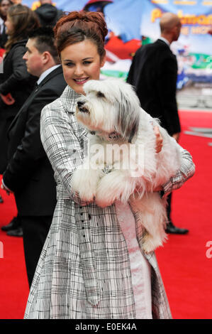 Postbote Pat: Der Film - Weltpremiere am 05.11.2014 bei ODEON West End, London. Personen im Bild: Ashleigh Butler, Pudsey. Bild von Julie Edwards Stockfoto