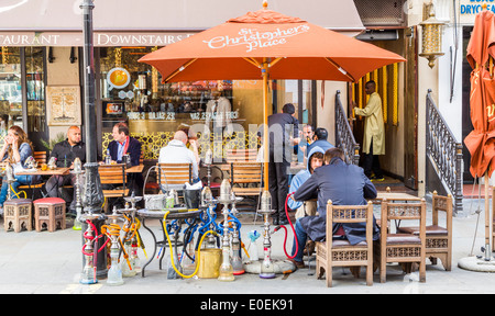 Eine Außenansicht der Ayoush Restaurant, Wasserpfeifen und Menschen an Tischen sitzen, James Street London England Großbritannien Stockfoto