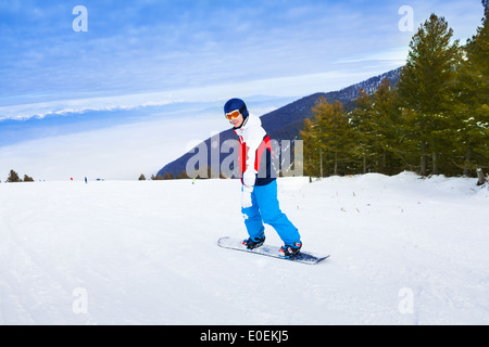 Mann mit Ski-Maske stehen auf snowboard Stockfoto