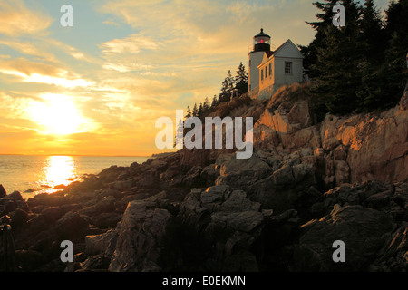 Sonnenuntergang am Bass Harbor Head Light, ein Leuchtturm im Acadia National Park an der Südostecke des Mount Desert Island, Maine Stockfoto