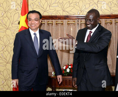 Nairobi, Kenia. 11. Mai 2014. Chinesischer Premier Li Keqiang (L) trifft sich mit kenianischen Deputy President William Ruto in Nairobi, Kenia, 11. Mai 2014. Bildnachweis: Li Xueren/Xinhua/Alamy Live-Nachrichten Stockfoto