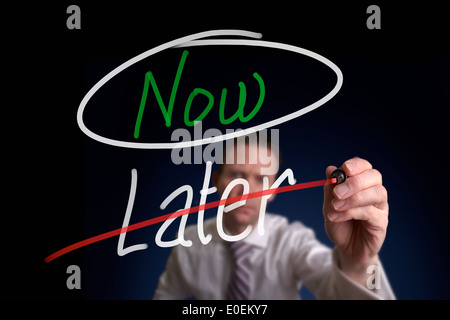 Ein Geschäftsmann schreiben ein, die Wahl jetzt statt später Konzept. Stockfoto