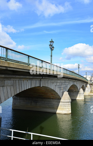 Staines Bridge over River Thames, Staines-upon-Thames, Surrey, England, Vereinigtes Königreich Stockfoto