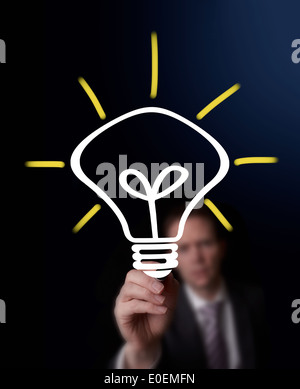 Ein Mann zeichnen eine Glühbirne auf eine klare Glasscheibe Stockfoto