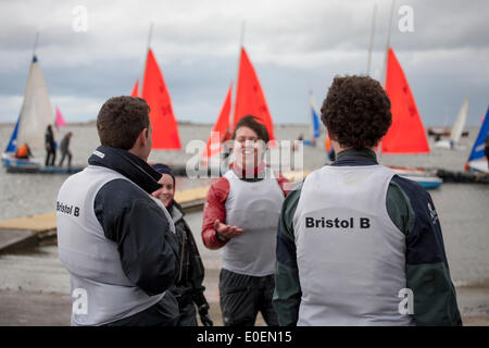 West Kirby, Liverpool, UK.  11. Mai 2014.  Team Bristol B an der britischen Open Team Racing Championships Trophy 2014.  Segeln der Premier League "Der Wilson Trophy" Olympic-Klasse 200 Seeleute konkurrieren jährlich über Kirbys marine Amphitheater in einer der Lieblings-Events in der Welt wo Tausende von Zuschauern 300 kurzen verfolgen, scharfen rasende Rennen in drei-Boot Mannschaften Gedränge an einem See der Größe eines Fußballfeldes, den begehrten Titel zu verdienen: "Wilson Trophy Champion." Bildnachweis: Mar Photographics/Alamy Live-Nachrichten Stockfoto