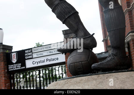 London, UK. 11. Mai 2014. Fans sammeln für das Spiel zwischen Absteiger Fulham und Crystal Palace FC am letzten Tag der englischen Premier League im Craven Cottage Stockfoto