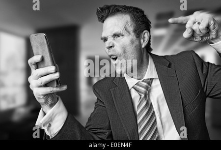 Eine böse Geschäftsmann Niederschreien das Telefon. Stockfoto