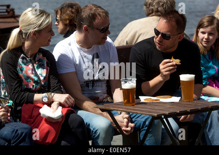 Menschen, die sich ausruhen und Bier trinken, Prager Touristen vor der Straßenbar Stockfoto