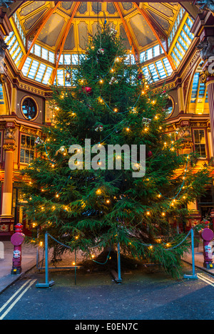 LONDON, ENGLAND 29 Dez. 2013:Christmas Dekorationen in Leadenhall Market das Gebäude wurde am Ende des Jahrhunderts 19 h Stockfoto