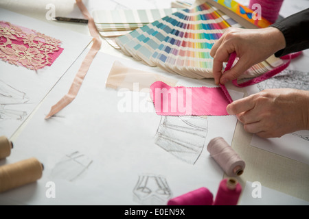 Modedesigner im Gange auf Schneider Tisch Stockfoto