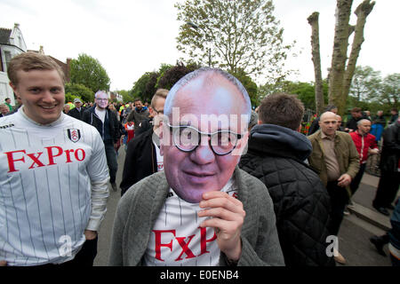 London, UK. 11. Mai 2014. Fördermitglied Fulham hält eine Maske der deutschen Manager kommt Felix Magath für das Spiel zwischen Absteiger Fulham und Crystal Palace FC am letzten Tag der englischen Premier League im Craven Cottage Stockfoto