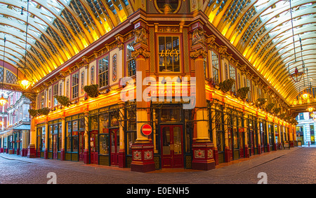 LONDON, ENGLAND 29 Dez. 2013:Christmas Dekorationen in Leadenhall Market das Gebäude wurde am Ende des Jahrhunderts 19 h Stockfoto