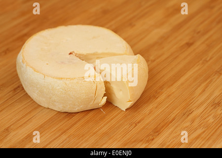 Camembert Käse auf Holzbrett Nahaufnahme Stockfoto