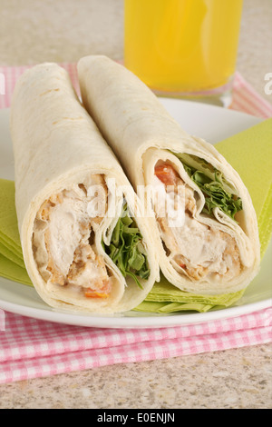 Chicken Salat Wraps mit paniert Chicken Salat und Tomate gemacht Stockfoto