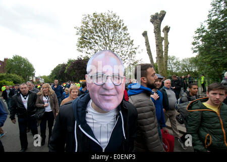 London, UK. 11. Mai 2014. Fördermitglied Fulham hält eine Maske der deutschen Manager kommt Felix Magath für das Spiel zwischen Absteiger Fulham und Crystal Palace FC am letzten Tag der englischen Premier League im Craven Cottage Stockfoto