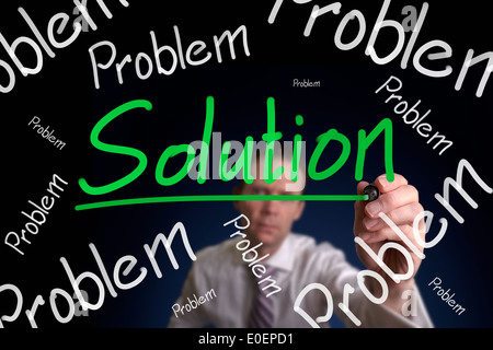 Ein Geschäftsmann Zeichnung ein, egal wie groß oder klein das Problem ist, es gibt immer eine Lösung. Stockfoto