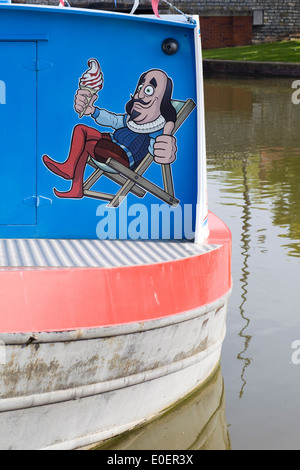 Shakespeare in Essen einen Eis-Cartoon auf der Rückseite von einem Binnenschiff Tour Kanal Liegestuhl sitzen Stockfoto