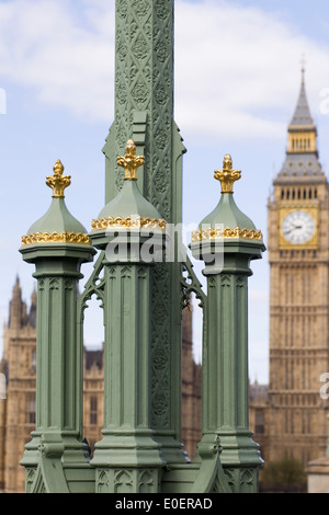 Blick vom fernen Ende des Westminster Bridge mit Blick auf Big Ben in der Ferne Stadt London England Stockfoto