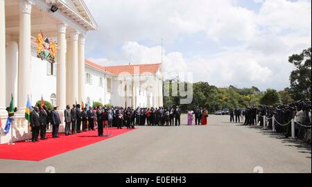 Nairobi, Kenia. 11. Mai 2014. Der chinesische Ministerpräsident Li Keqiang und kenianische Präsident Uhuru Kenyatta halten eine gemeinsame Pressekonferenz nach der feierlichen Unterzeichnung des Mombasa-Nairobi Railway Abkommens im State House in Nairobi, Kenia, 11. Mai 2014. Ugandische Präsident Yoweri Museveni, ruandische Präsident Paul Kagame und Süd-Sudan Präsident Salva Kiir besucht die Pressekonferenz. Bildnachweis: Ding Lin/Xinhua/Alamy Live-Nachrichten Stockfoto