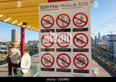 Los Angeles California, LA County Metro Rail, Stadtbahnsystem, Nahverkehr, Gold Line, Chinatown Station, Plattform, Schild, Regel, Verbot, fein, zweisprachig, span Stockfoto