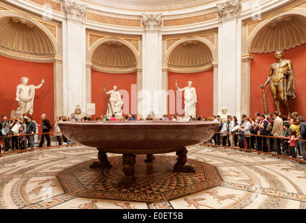 Menschen in der Sala Rotunda (Runde Zimmer); Vatikanische Museen, Vatikanstadt Rom Italien Europa Stockfoto