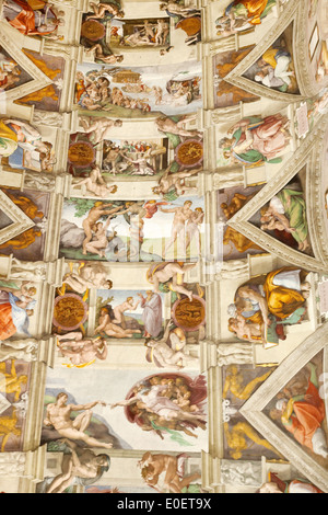 Die Decke oder das Dach der Sixtinischen Kapelle gemalt von Michelangelo 1508-1512, Vatikanstadt, Rom Italien. Italienische Renaissance-Kunst und -Malerei Stockfoto
